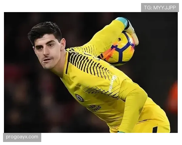 库尔图瓦展现身高优势，球场上的防守巨塔令人惊叹