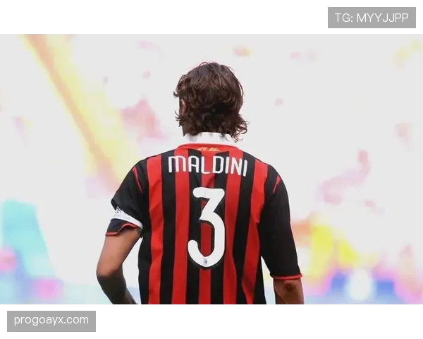 马尔蒂尼防守艺术解析：无形壁垒与战术智慧铸就传奇表现